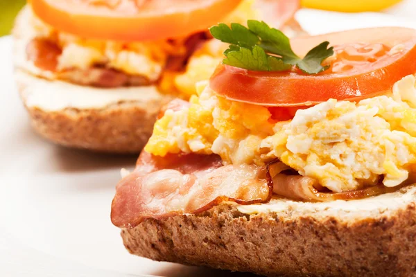 スクランブルエッグやベーコンのサンドイッチ — ストック写真