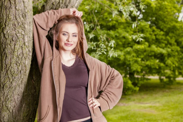 Beautiful young woman in the park — Stock Photo, Image