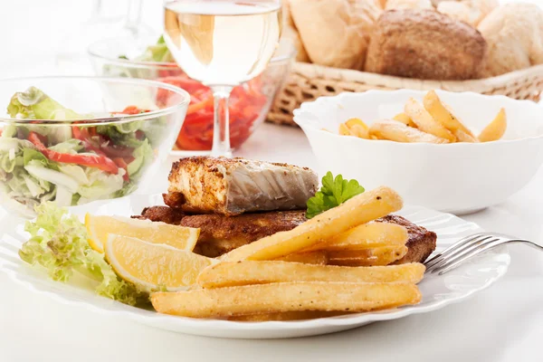 Pescado y patatas fritas — Foto de Stock