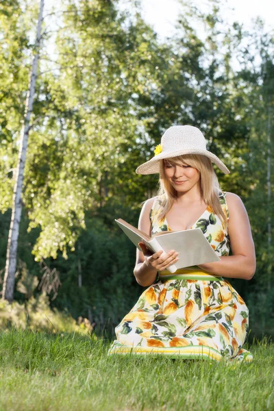 Jonge vrouw die een boek leest — Stockfoto