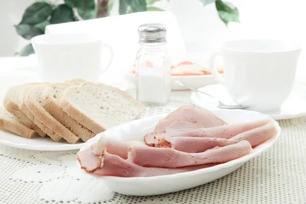 Jamón en rodajas en el plato —  Fotos de Stock