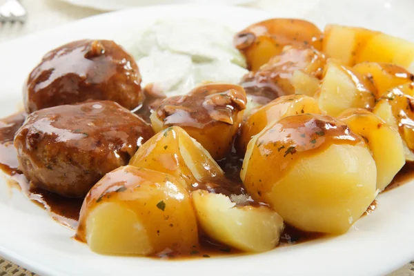 Karbanátek s omáčkou a brambory — Stock fotografie