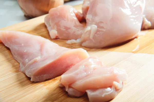 Pechuga de pollo cruda en cutboard — Foto de Stock