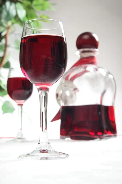 Liqueur de cerise - verres et carafe — Photo