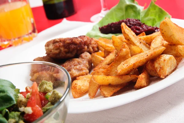 Côtelettes panées et pommes de terre préparées — Photo