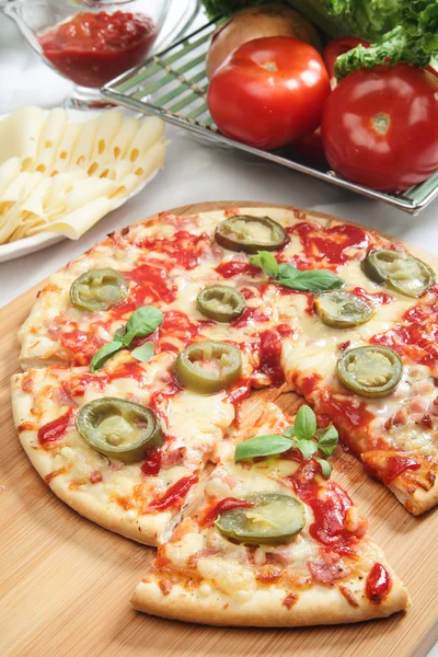 Pizza z serem, szynką i jalapeno pieprz — Zdjęcie stockowe