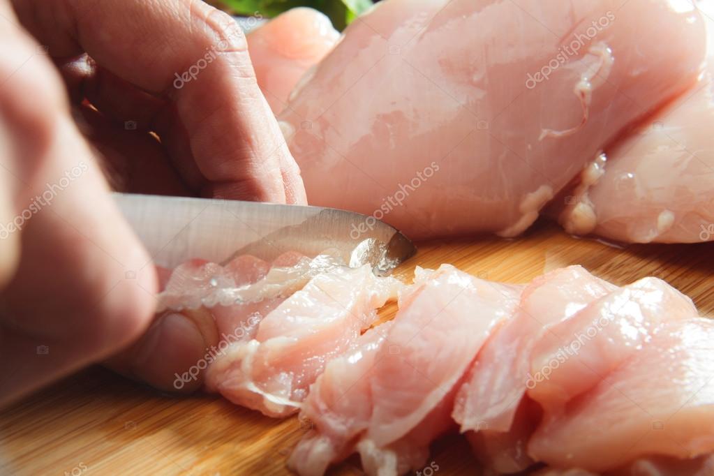 人間の手切断未加工鶏の胸肉 ストック写真 C Fotek