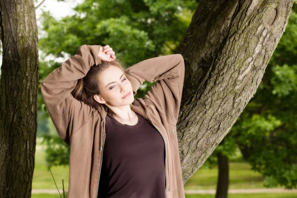 Young woman in the park — Stock Photo, Image