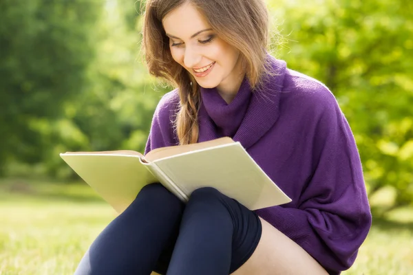 Jong meisje het lezen van een boek en ontspannen in het park — Stockfoto