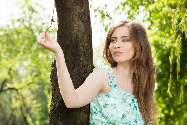 Mooie vrouwen in planten — Stockfoto