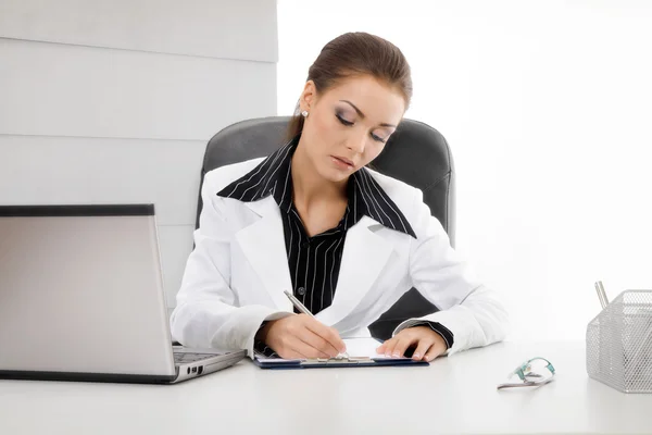 Young business woman working with documents — Stock Photo, Image