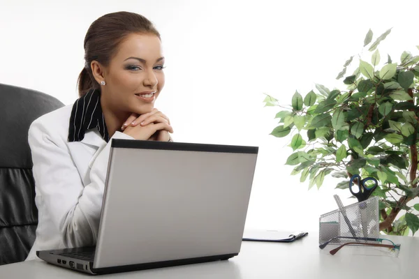 Mujer usando computadora — Foto de Stock