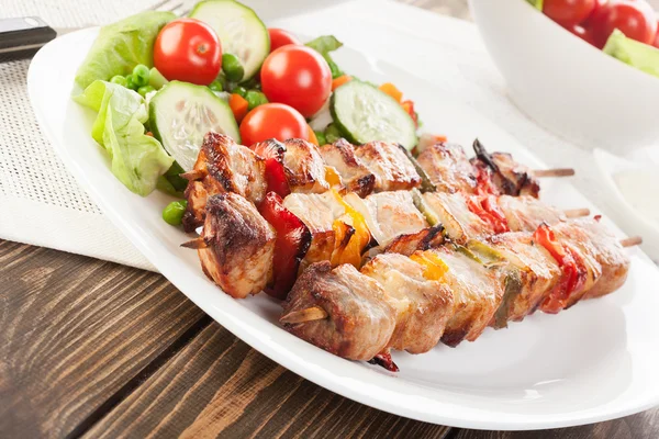 Shashlik a la parrilla con verduras — Foto de Stock