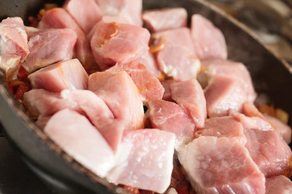 Schweinefleisch in der Pfanne. Selektiver Fokus — Stockfoto