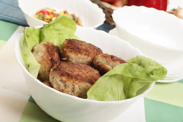 Meatballs and lettuce — Stock Photo, Image