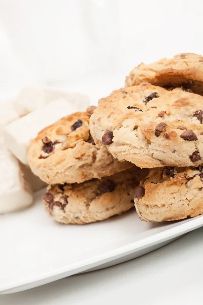 Chocolate chip cookies and chocolate candy on plate — Stock Photo, Image