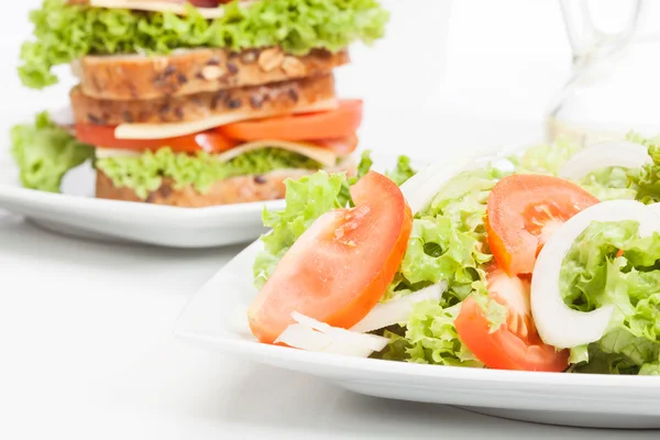 Salada e sanduíches. Foco seletivo — Fotografia de Stock