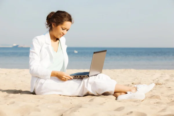 Joven empresaria en la playa —  Fotos de Stock