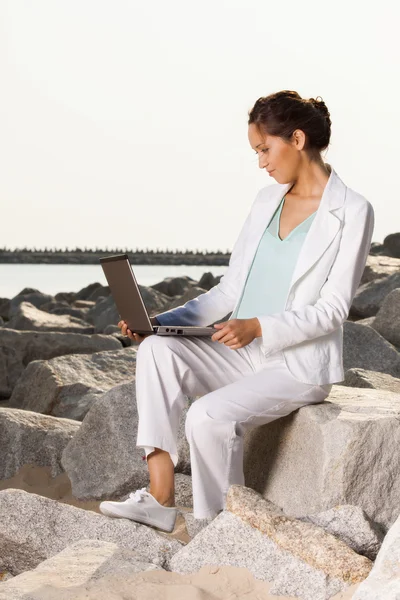 Jeune femme d'affaires sur la plage — Photo