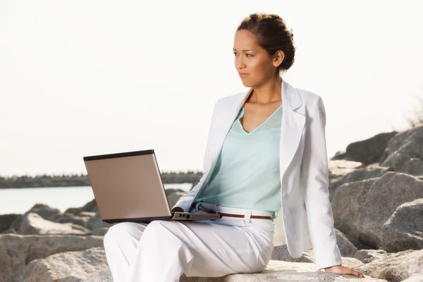 Jeune femme d'affaires sur la plage — Photo