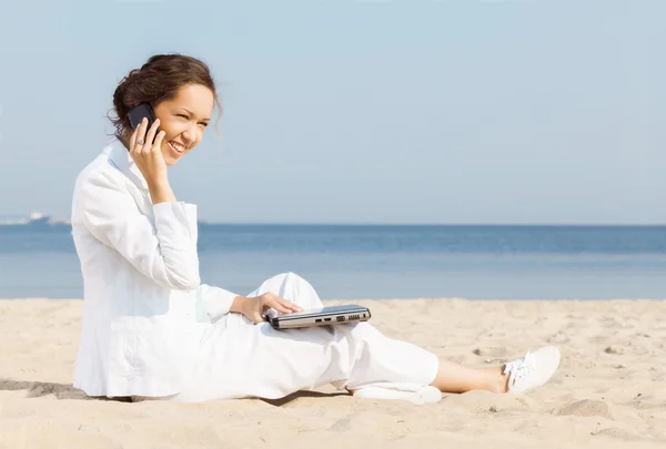 Young woman talking on cellphone — Stock Photo, Image