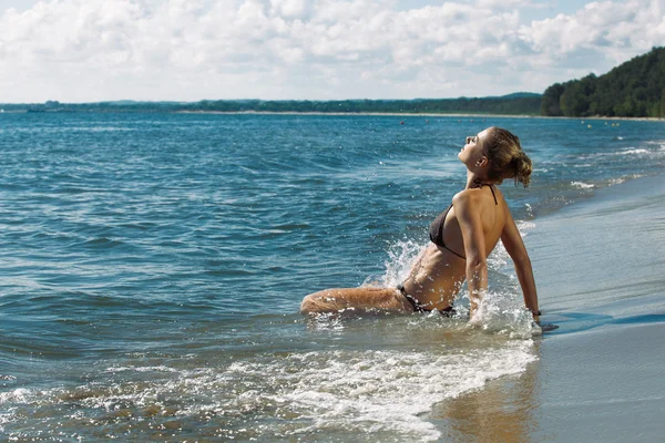 Denizde su sıçratan kadın — Stok fotoğraf