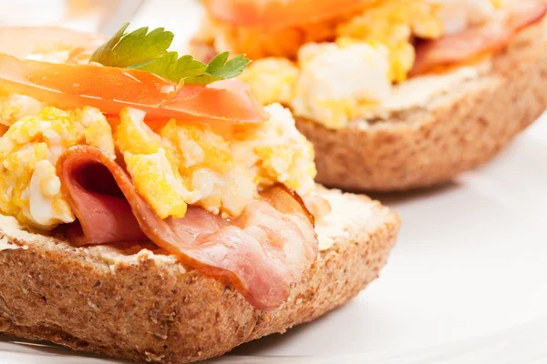 Sandwich con huevos revueltos y tocino — Foto de Stock