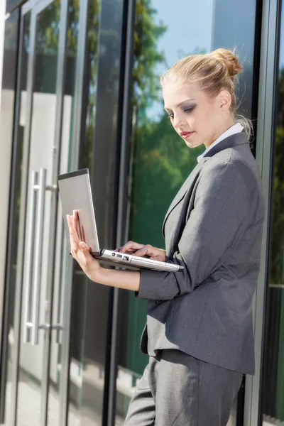 Junge und attraktive Geschäftsfrau arbeitet am Laptop — Stockfoto