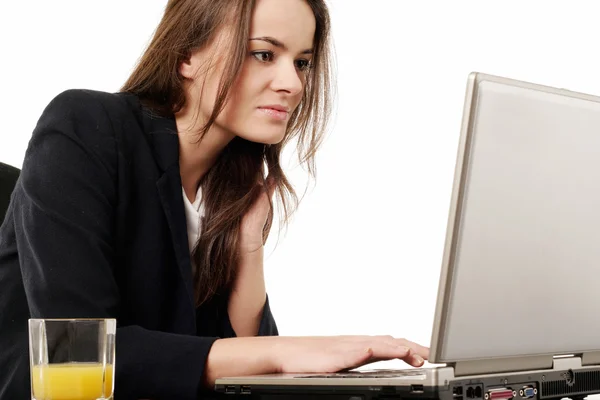 Νεαρή γυναίκα που εργάζεται με φορητό υπολογιστή — Φωτογραφία Αρχείου