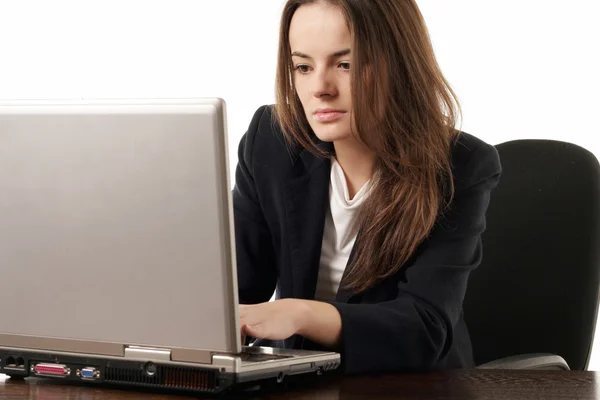 Junge Frau arbeitet mit Laptop — Stockfoto