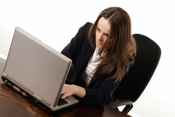 Mujer joven usando el ordenador portátil —  Fotos de Stock