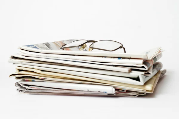 Pila di giornali su sfondo bianco — Foto Stock