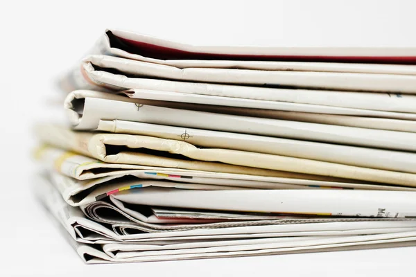 Montón de periódicos sobre fondo blanco — Foto de Stock