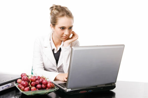 Junge Frau im Amt — Stockfoto