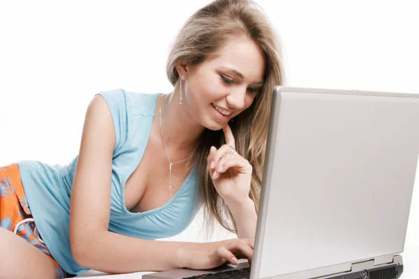 Jong meisje werken met laptop — Stockfoto