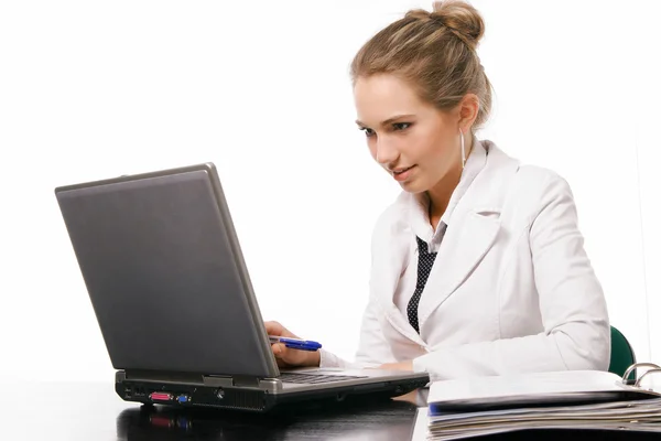 Mulher trabalhando com computador — Fotografia de Stock