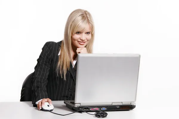 Jonge vrouw werken met laptop — Stockfoto