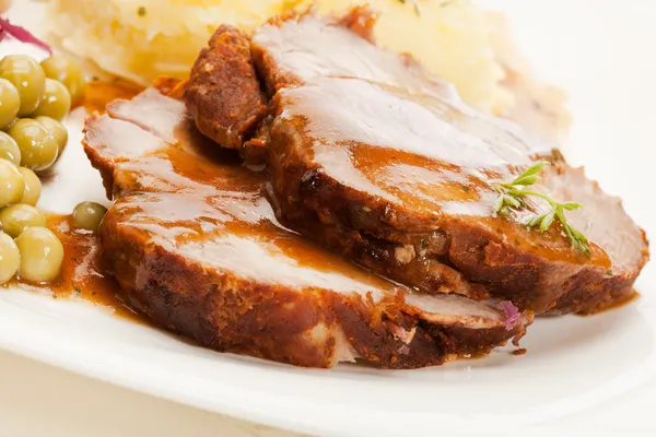 Geroosterd varkensvlees met saus — Stockfoto