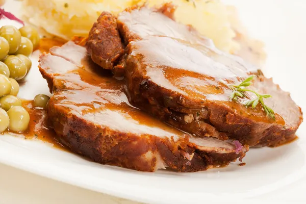 Schweinebraten mit Sauce — Stockfoto