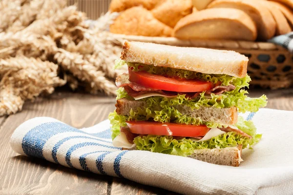 Jambonlu ve peynirli sandviç — Stok fotoğraf