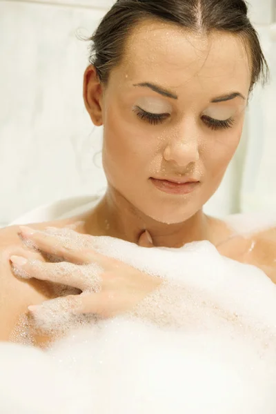 Красивые женщины расслабляются в ванной — стоковое фото