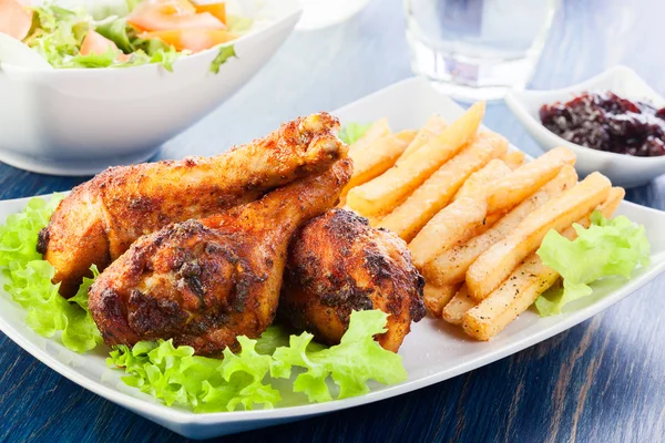 Kip drumsticks met frietjes — Stockfoto