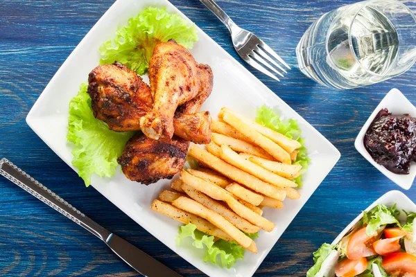 Kip drumsticks met frietjes — Stockfoto