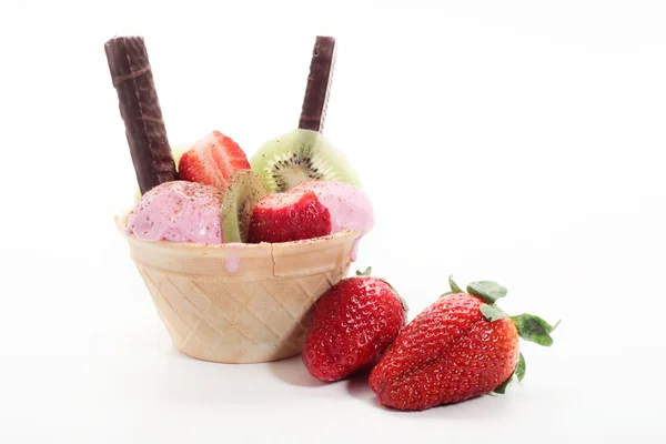 水果冰淇淋蛋筒 — 图库照片
