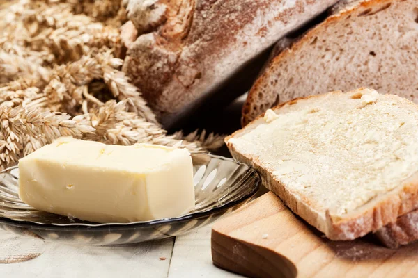 Pane fresco con burro — Foto Stock