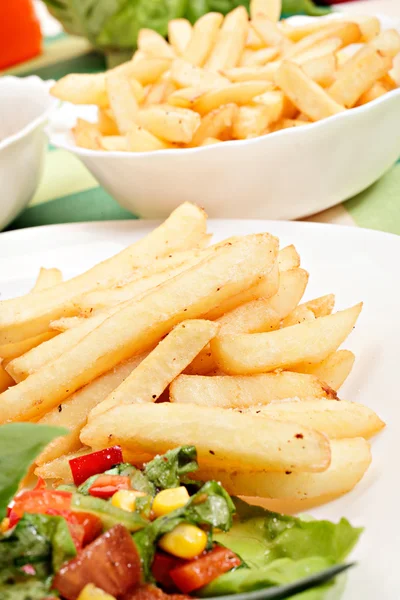 Batatas fritas e salada — Fotografia de Stock