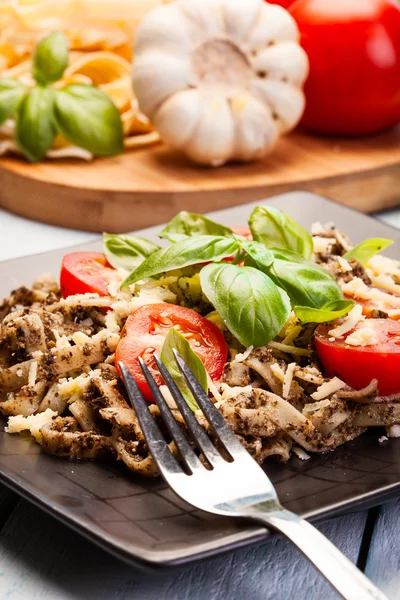 Tagliatelle macarrão com pesto — Fotografia de Stock