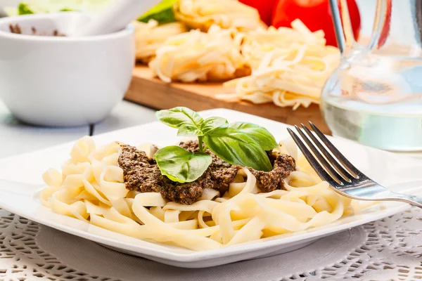 Tagliatelle pasta med pesto — Stockfoto