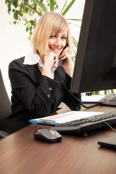 Female executive talking on phone — Stock Photo, Image