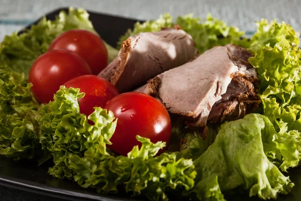 Raw vegetables and sliced roast — Stock Photo, Image